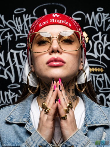 Крупный портрет девушки под дождем в стиле luxury street-style