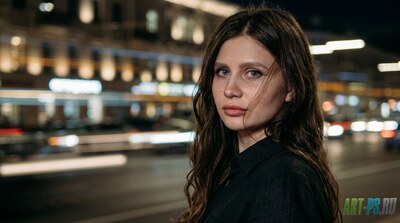Ночной кинематографичный портрет в движении: девушка в черной льняной рубашке