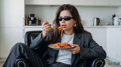 Интерьерный Y2K-портрет в кресле: девушка в оверсайз-костюме со спагетти