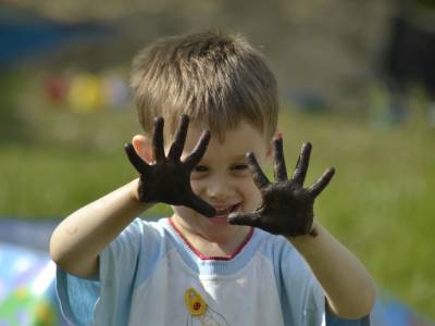 Сток ребенок мальчишка с грязными руками летом